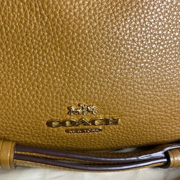 Coach Mustard Yellow Leather Crossbody Bag with Classic Design - Picture 2 of 9